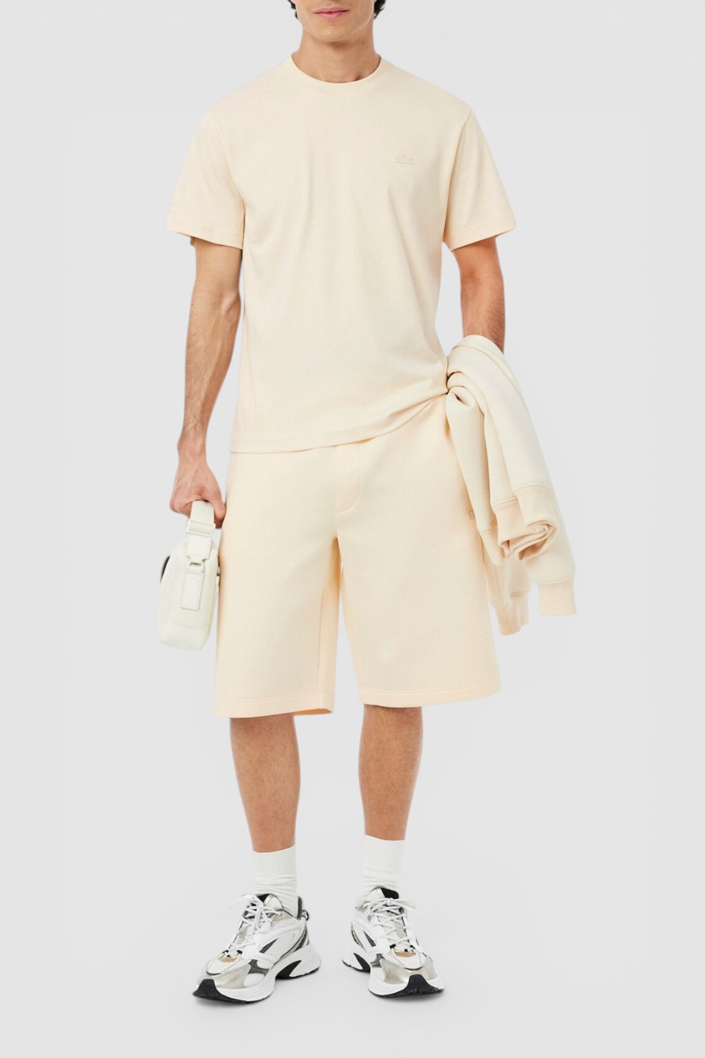 תמונת כל הלוק של חולצת טי